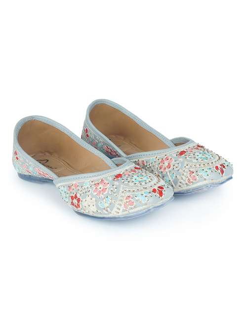 women embellished ethnic juttis - 18463415 -  Standard Image - 0
