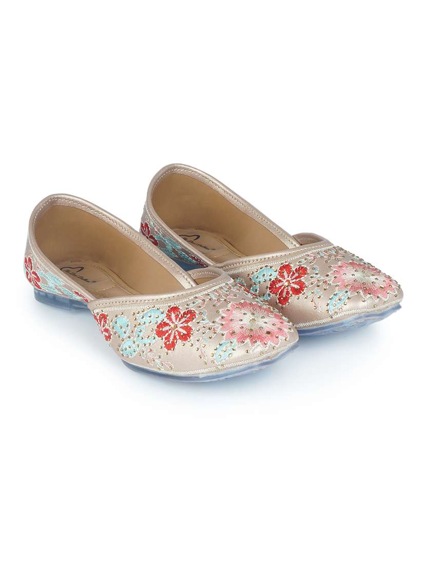 women embellished ethnic juttis - 18463416 -  Zoom Image - 0