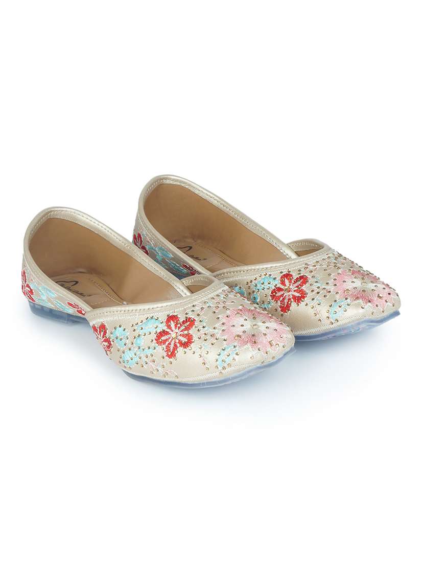 women embellished ethnic juttis - 18463417 -  Zoom Image - 0