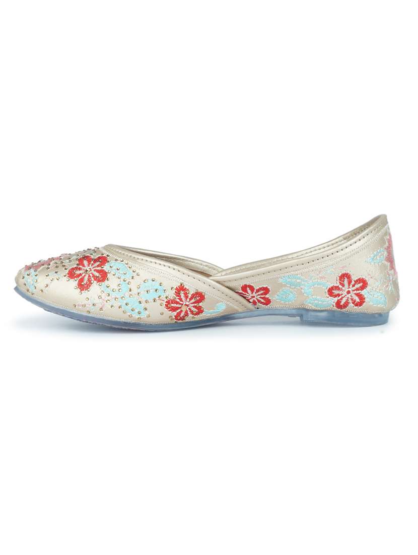 women embellished ethnic juttis - 18463417 - Standard Image - 3