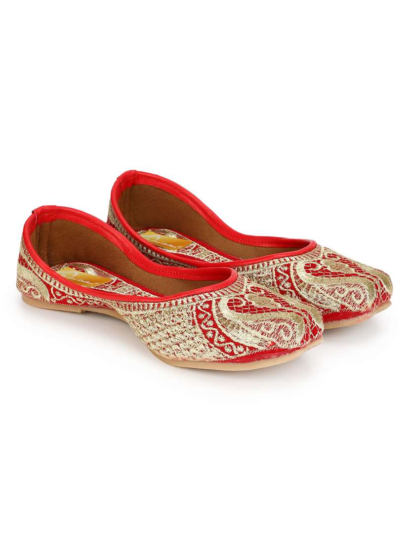 women embroidered ethnic juttis