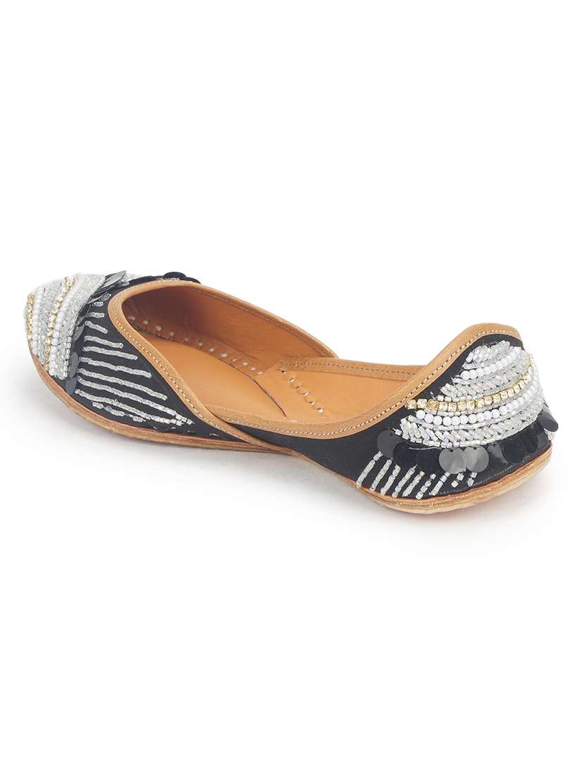 women embellished ethnic juttis - 18463474 -  Standard Image - 3