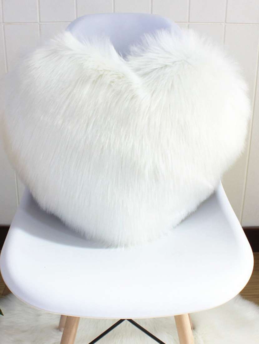 white heart fur pillow (16x16 inches)