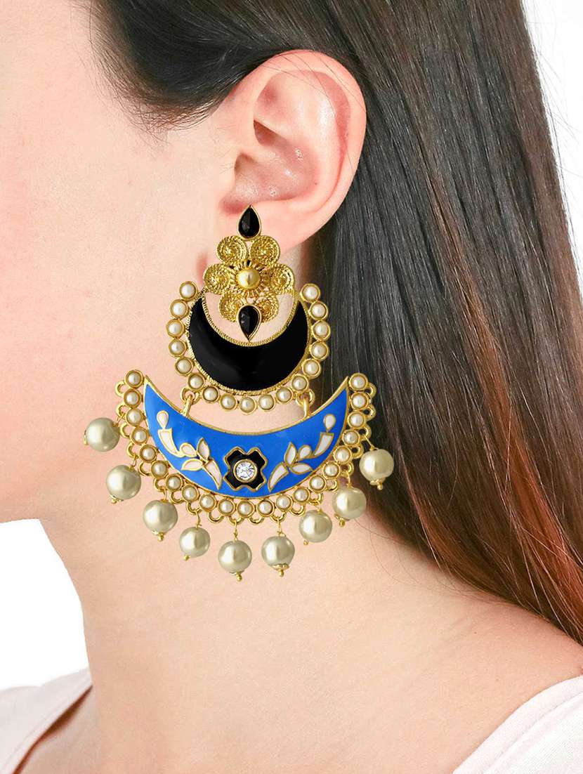 gold plated earring - 18567094 -  Standard Image - 3