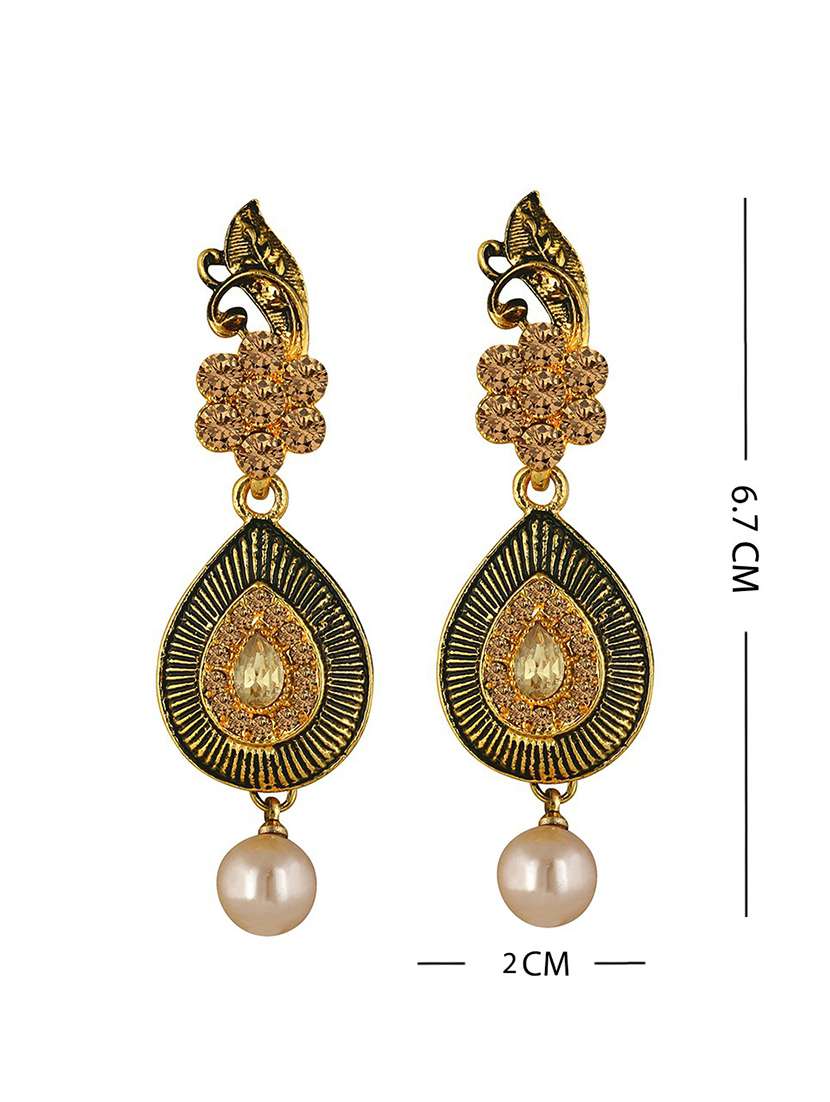 gold metal set - 18567495 -  Standard Image - 3