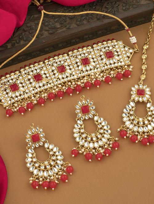 gold metal set - 18567524 -  Standard Image - 0