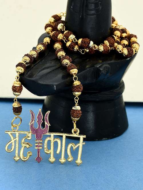 gold plated chain  - 18573524 -  Standard Image - 0