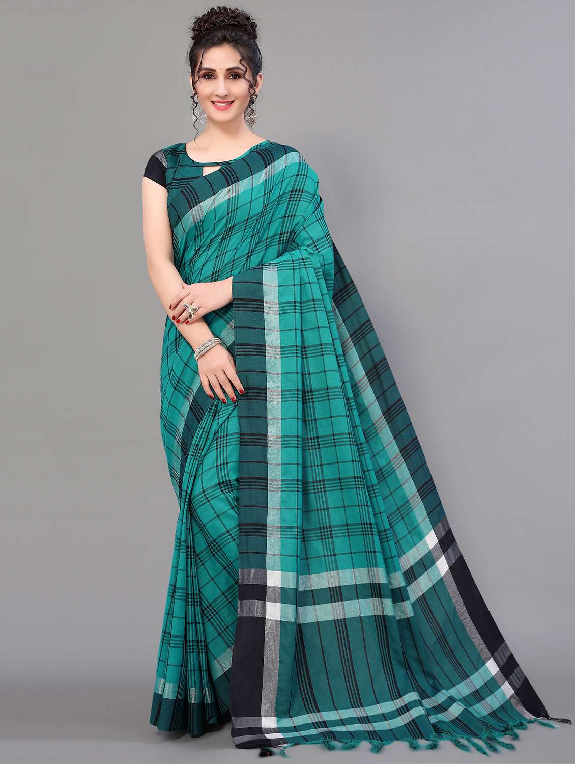 checkered handloom saree with blouse - 18627190 - Zoom Image - 0