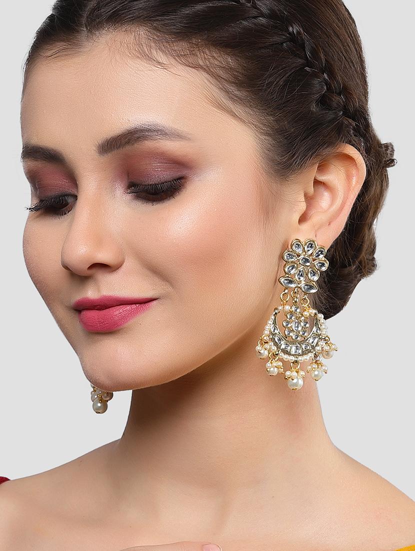 gold metal earring - 18633144 - Standard Image - 3