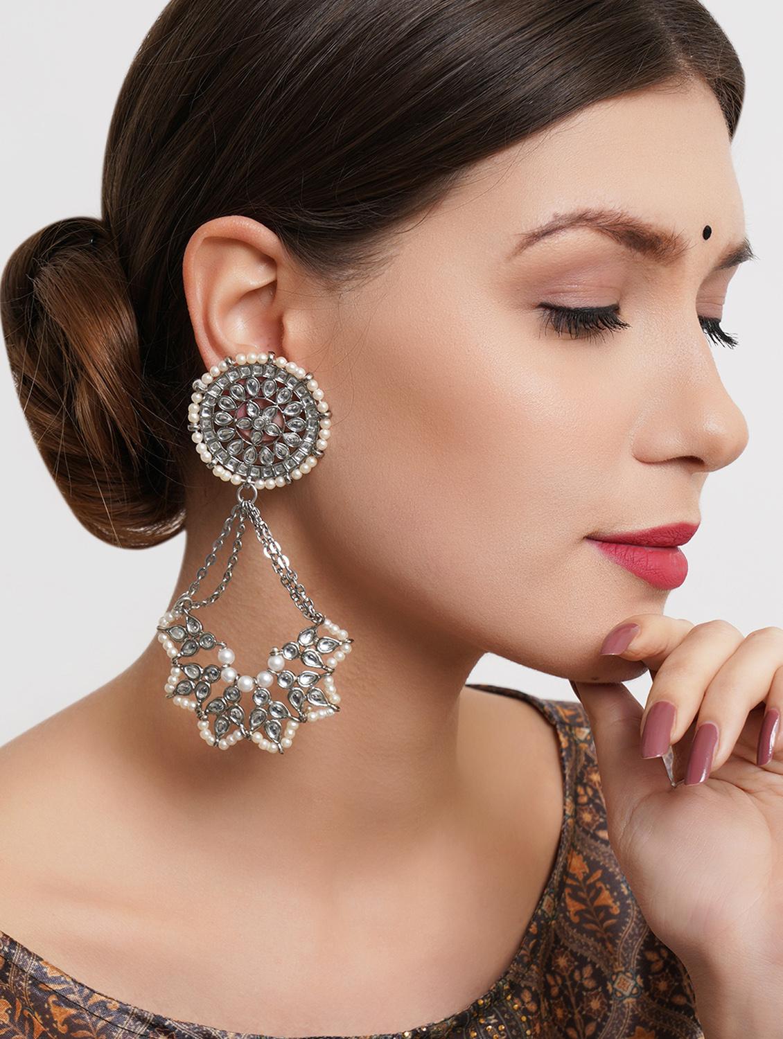 silver metal earring - 18633432 - Standard Image - 3
