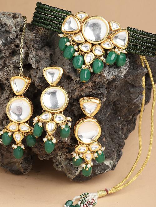 karatcart green gold plated crystal and polki kundan necklace earring and maang tikka set - 18635793 - Standard Image - 0