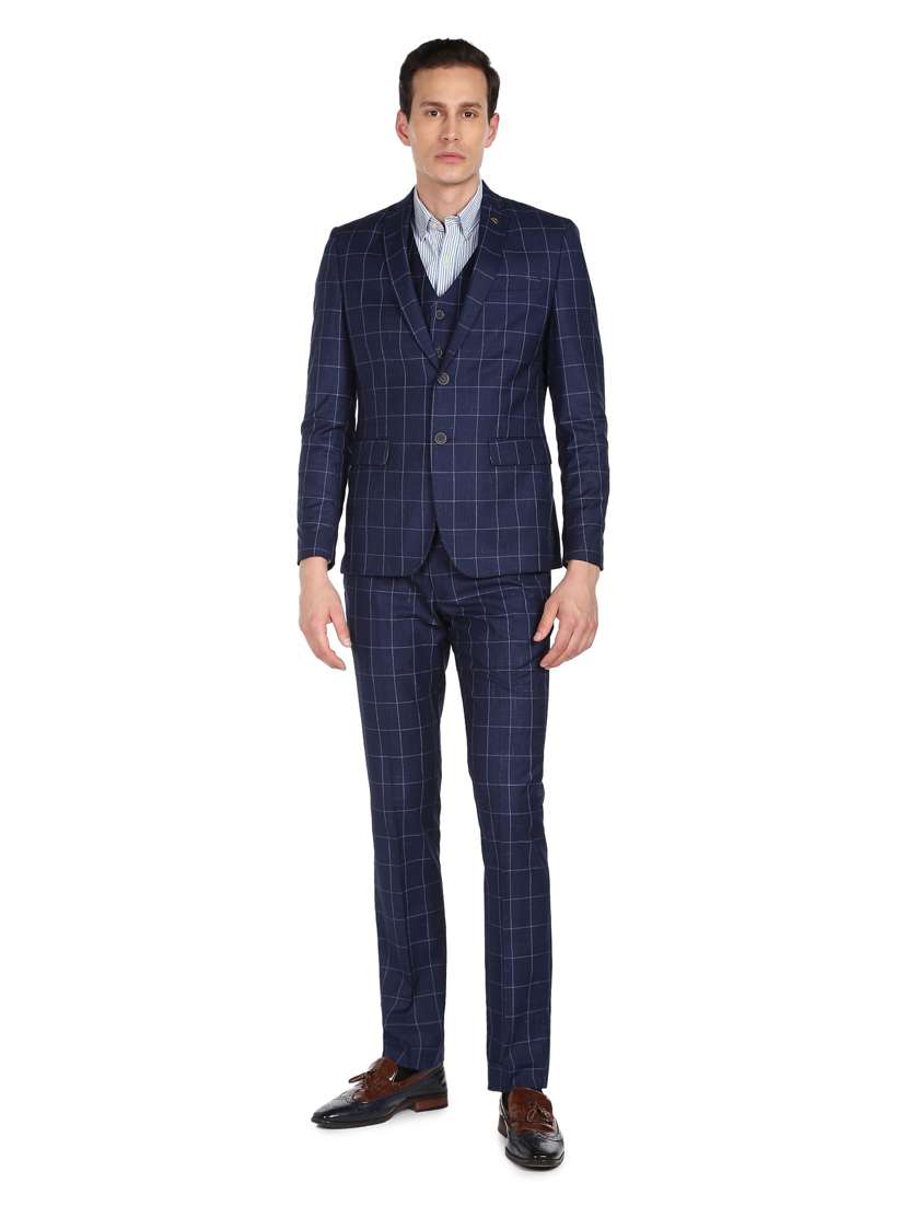 notched lapel collar single breasted suit