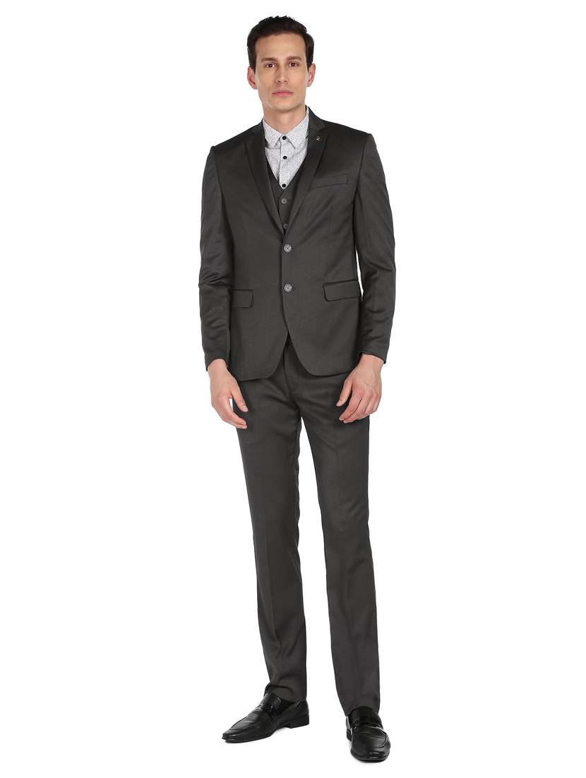 notched lapel collar single breasted suit