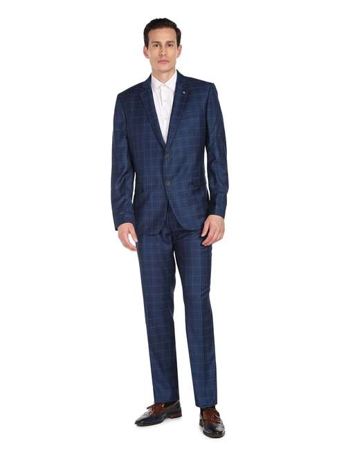 notched lapel collar single breasted suit - 18646178 -  Standard Image - 0
