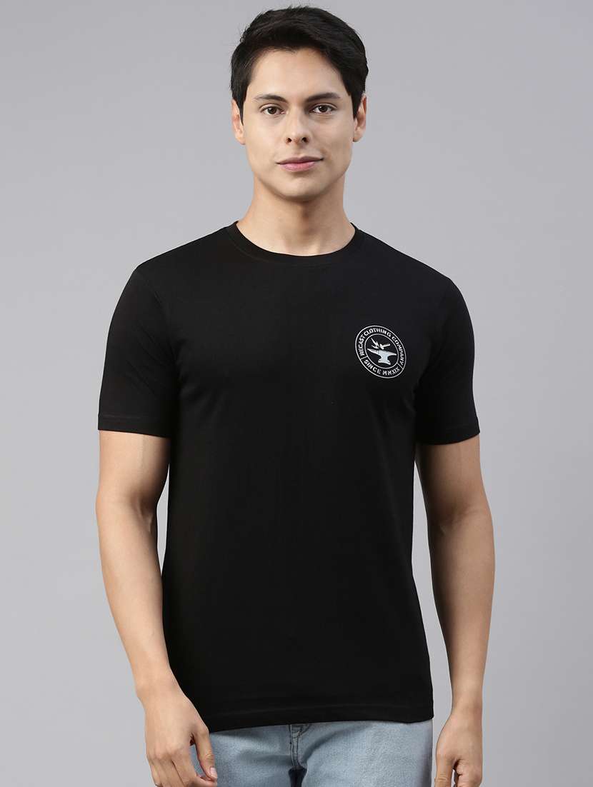 black colored crew neck t-shirt