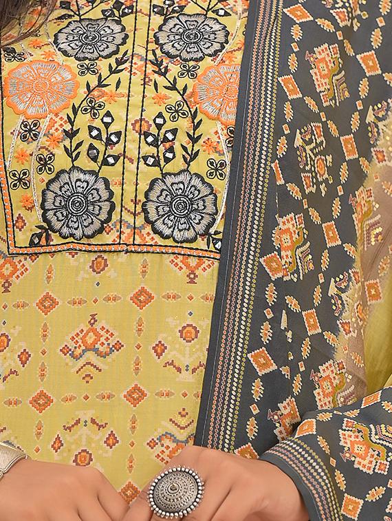 embroidered kurta pant dupatta set - 18875698 - Standard Image - 3