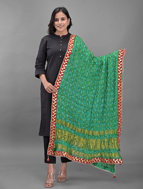 green crinkled bandhani print lace border dupatta - 18906969 - Standard Image - 0