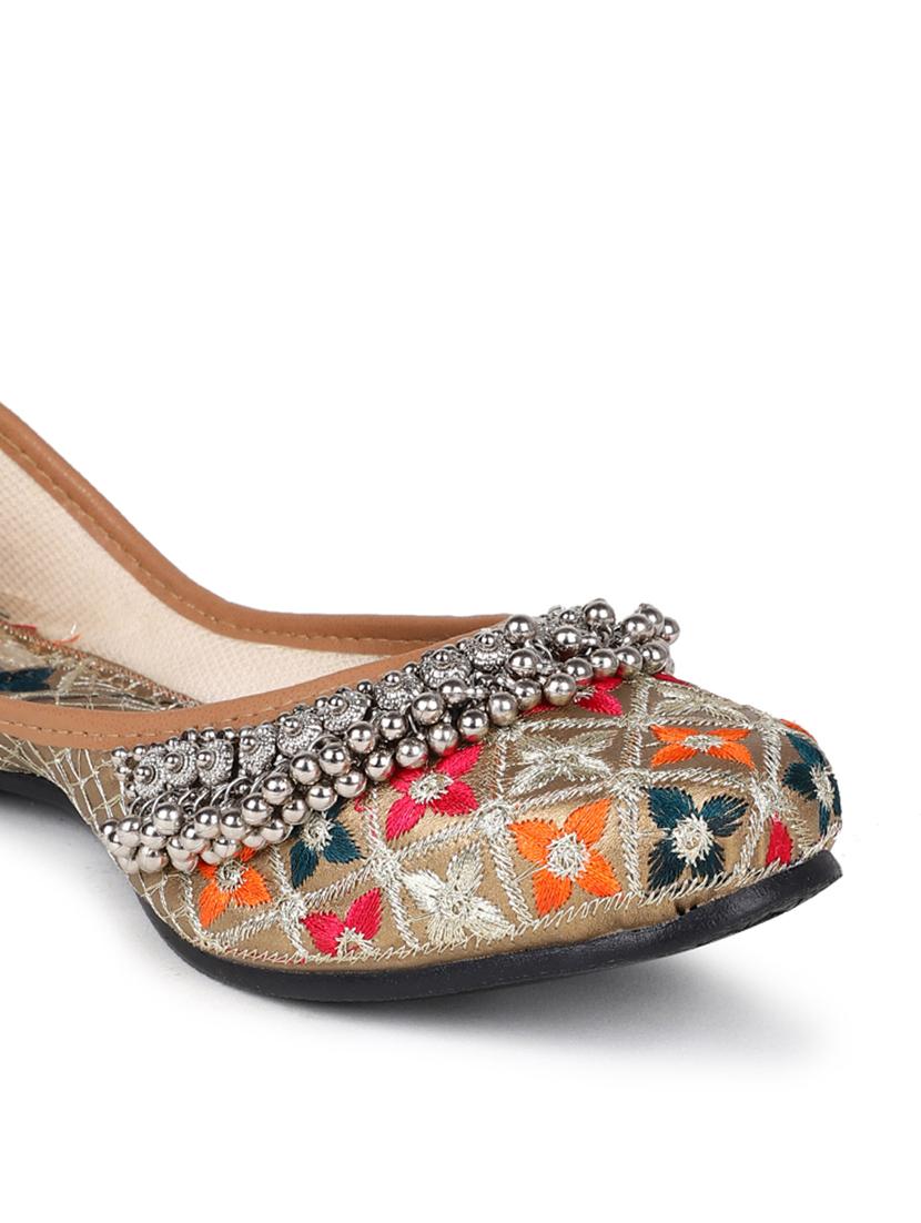 embellished jutis & mojaris - 19117300 - Standard Image - 5