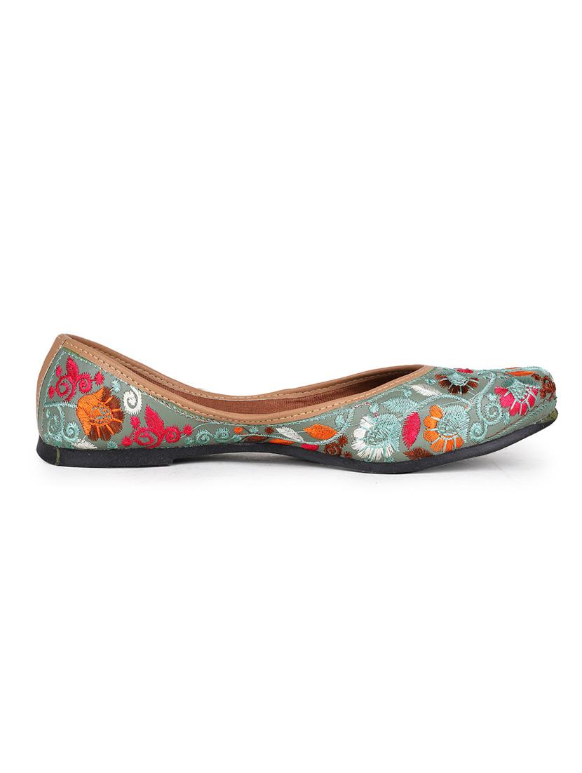 women embroided slip on mojari - 19117337 - Standard Image - 3