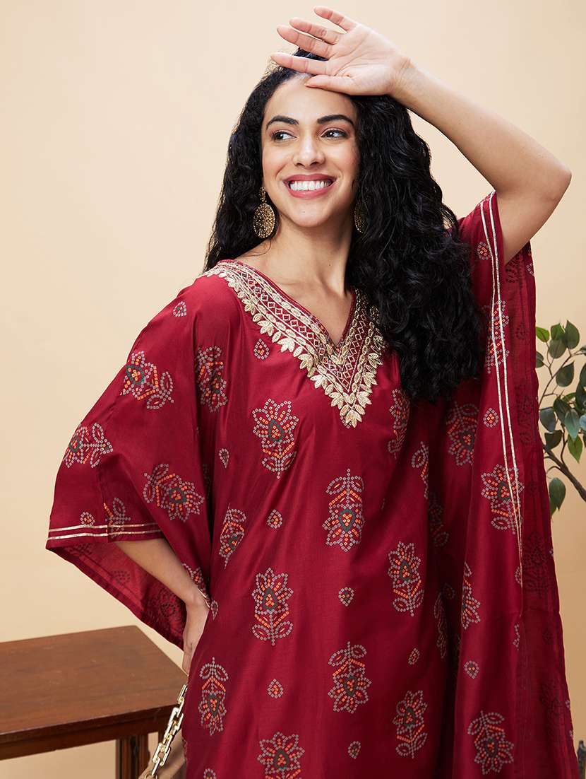 globus women maroon floral bandhani print embroidered yoke asymmetric hem kaftan kurta - 19172856 -  Standard Image - 5
