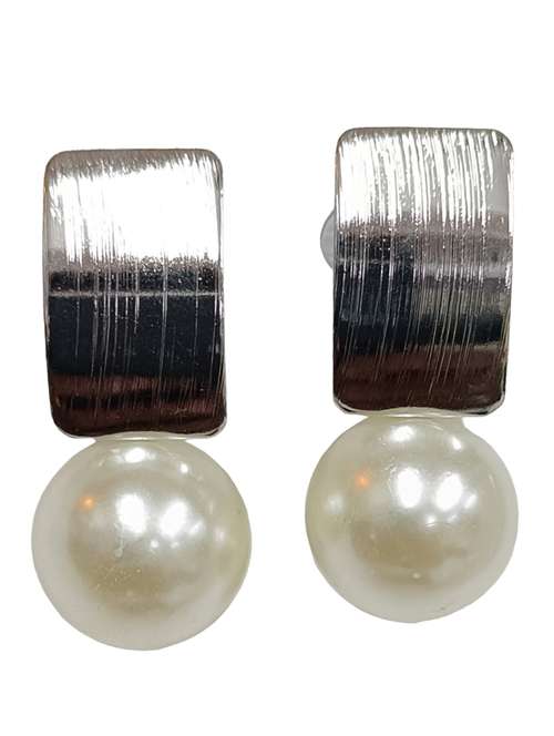 white brass studs earring - 19495438 -  Standard Image - 0