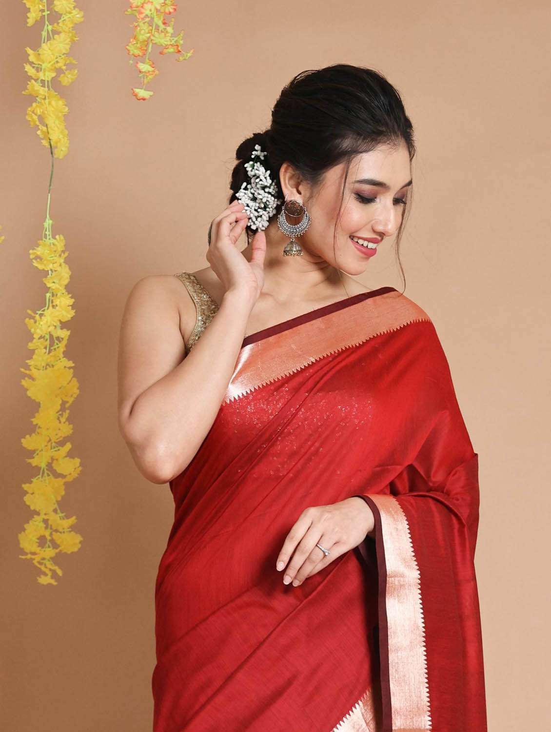 red self design woven saree with blouse - 19498354 -  Standard Image - 3