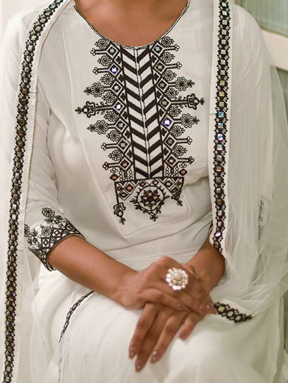 women embroidered kurta pant set with dupatta - 19703563 - Standard Image - 3