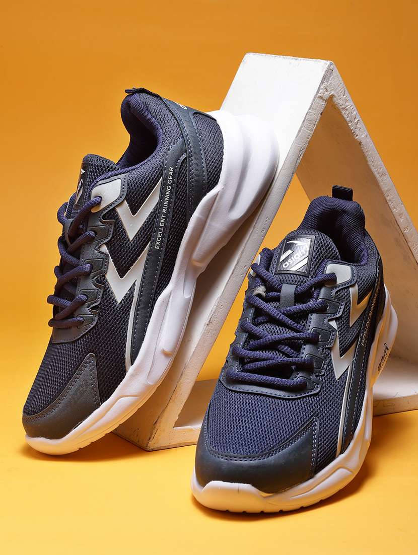 men lace up sport shoes