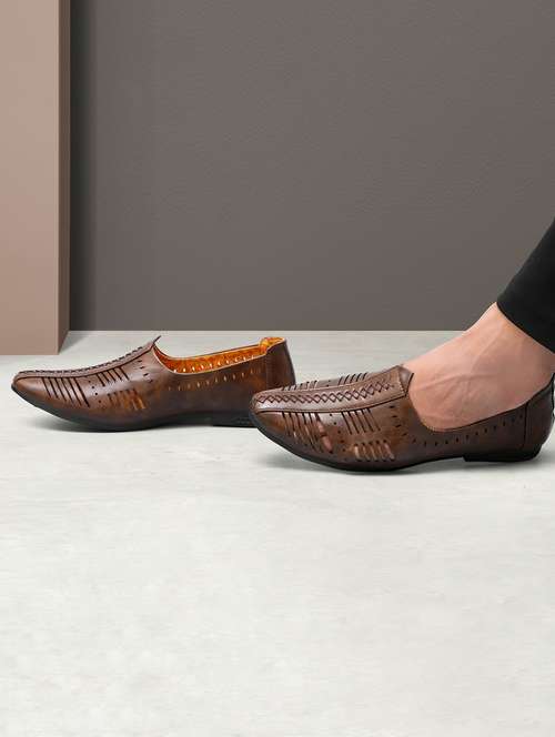 men brown slip juti
