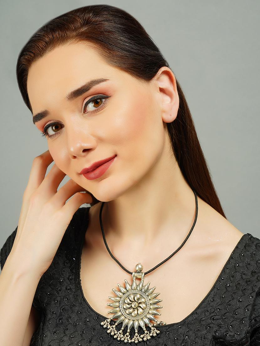 silver brass short necklace - 19755182 - Standard Image - 3