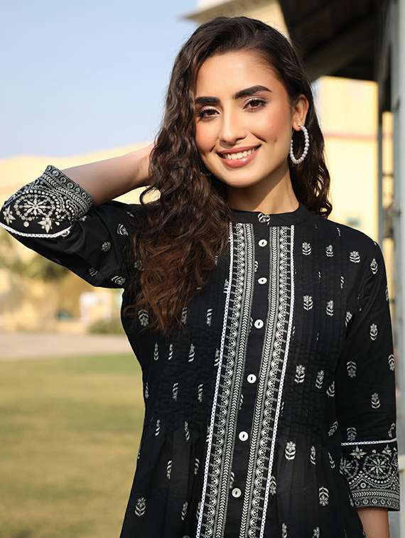 black mandarin neck printed regular tunic - 19818988 -  Standard Image - 3