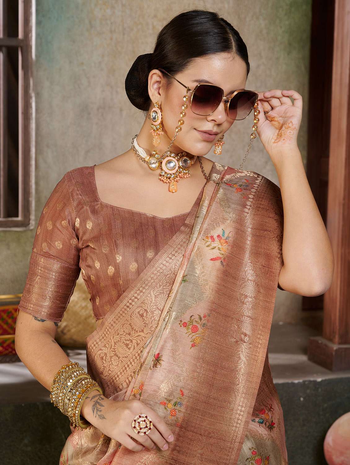 women's floral beige colored saree with blouse - 19885436 - Standard Image - 3