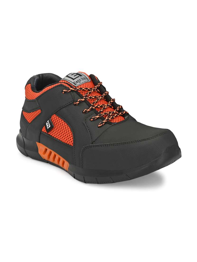 men lace up sport shoes