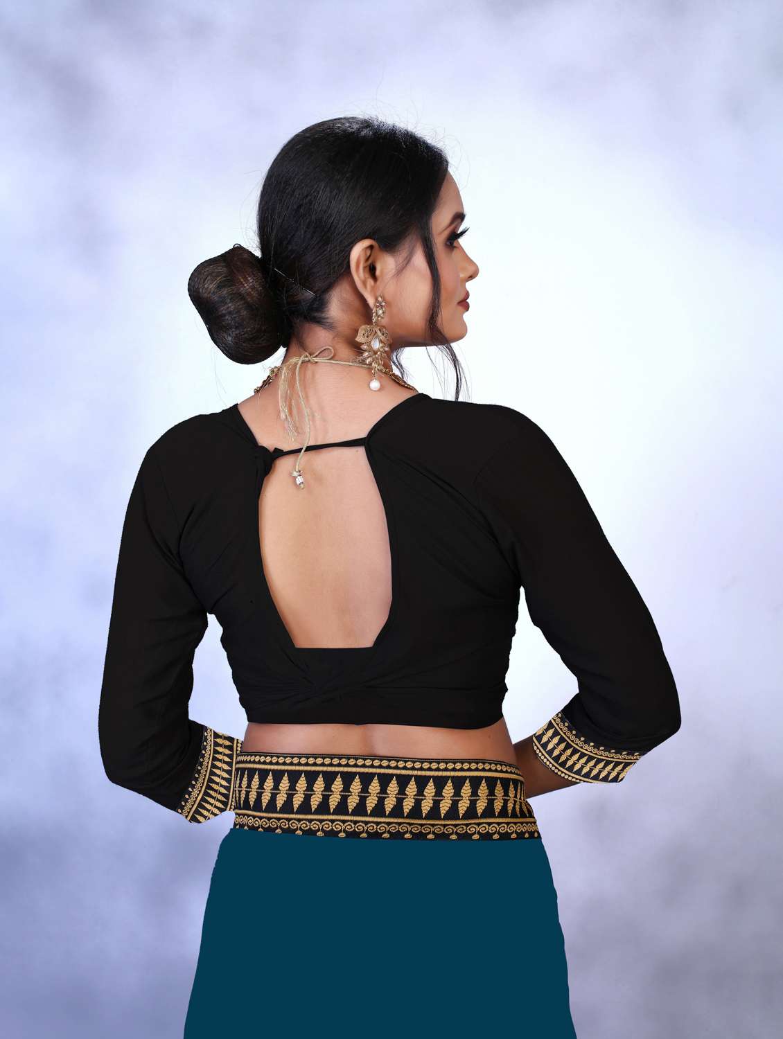 women's bordered royal blue colored saree with blouse - 19949817 - Standard Image - 3