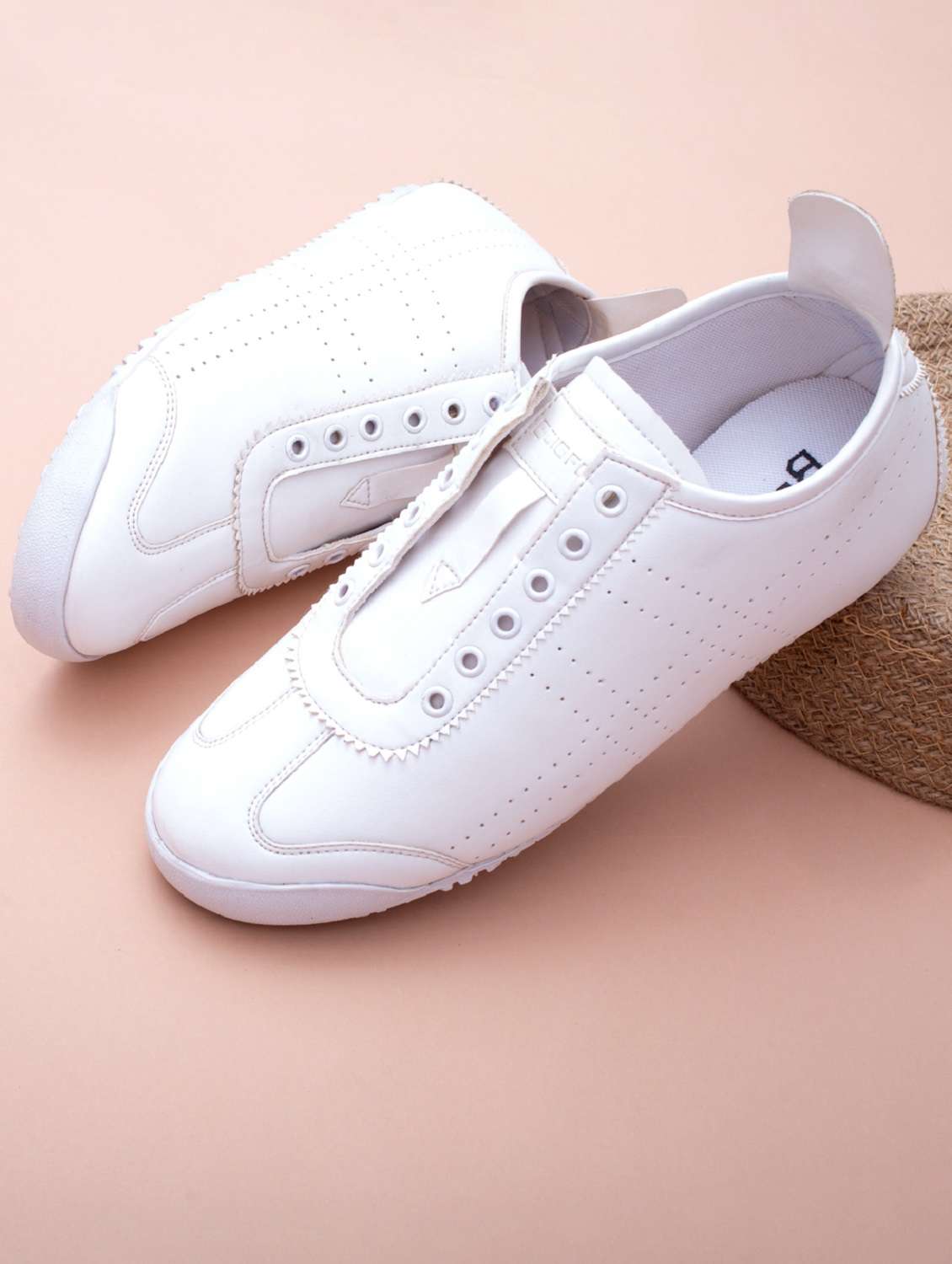 men white solid lace up sneaker