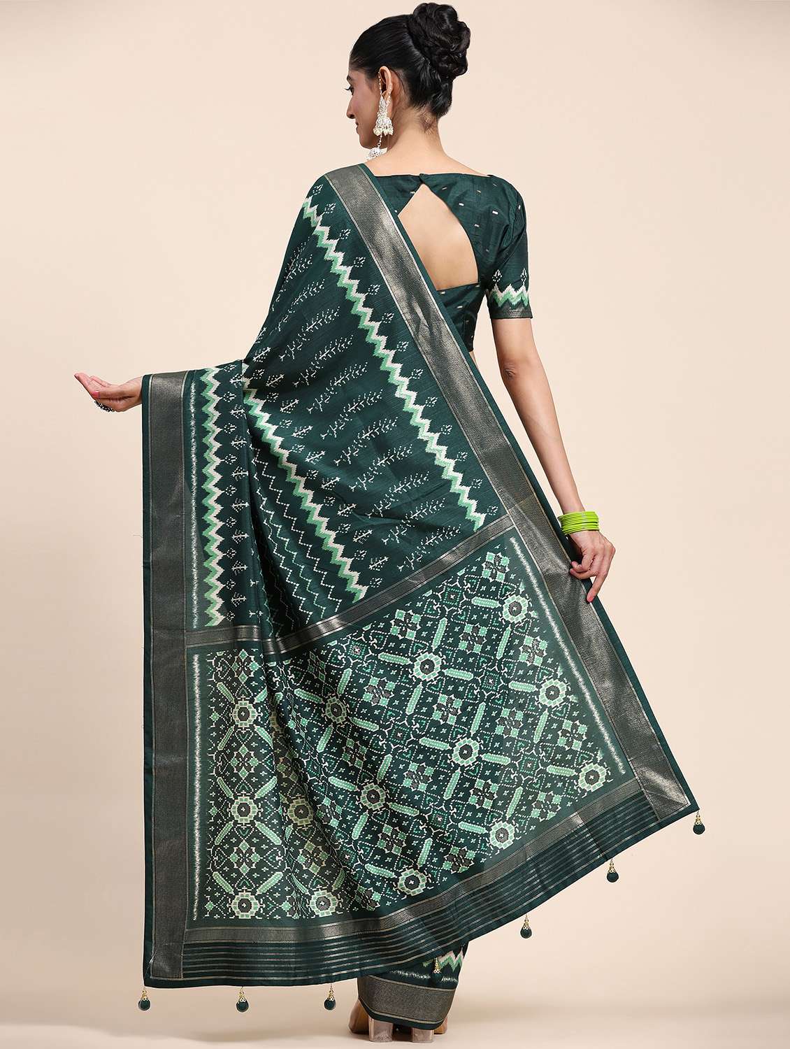women's self design dark green colored saree with blouse - 20007393 - Standard Image - 3
