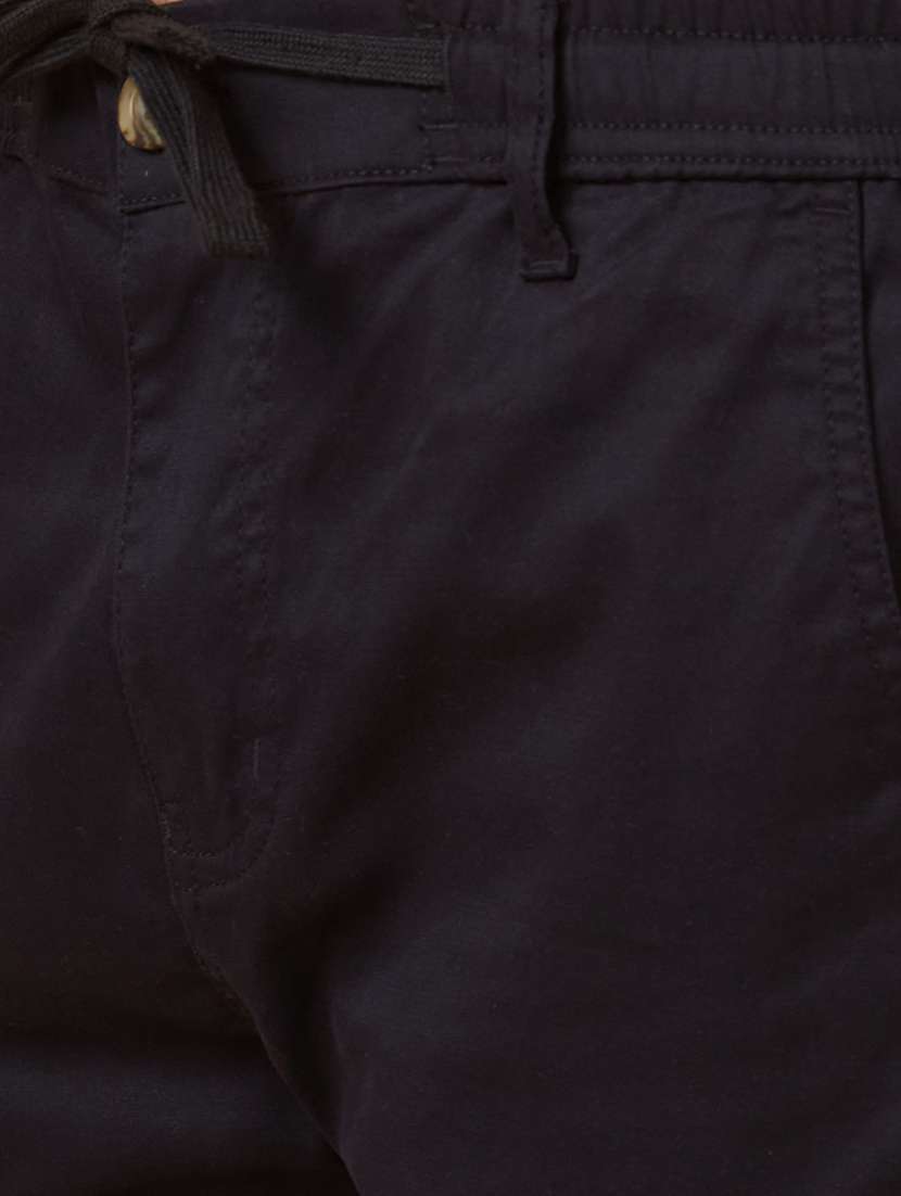 globus men black slim fit mid-rise pure cotton cargos - 20023035 -  Standard Image - 5