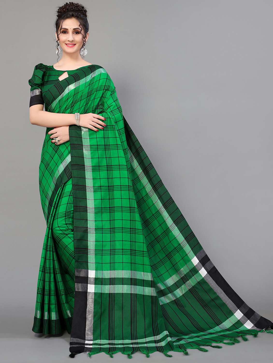 green cotton blend handloom saree with blouse - 20039368 - Zoom Image - 0