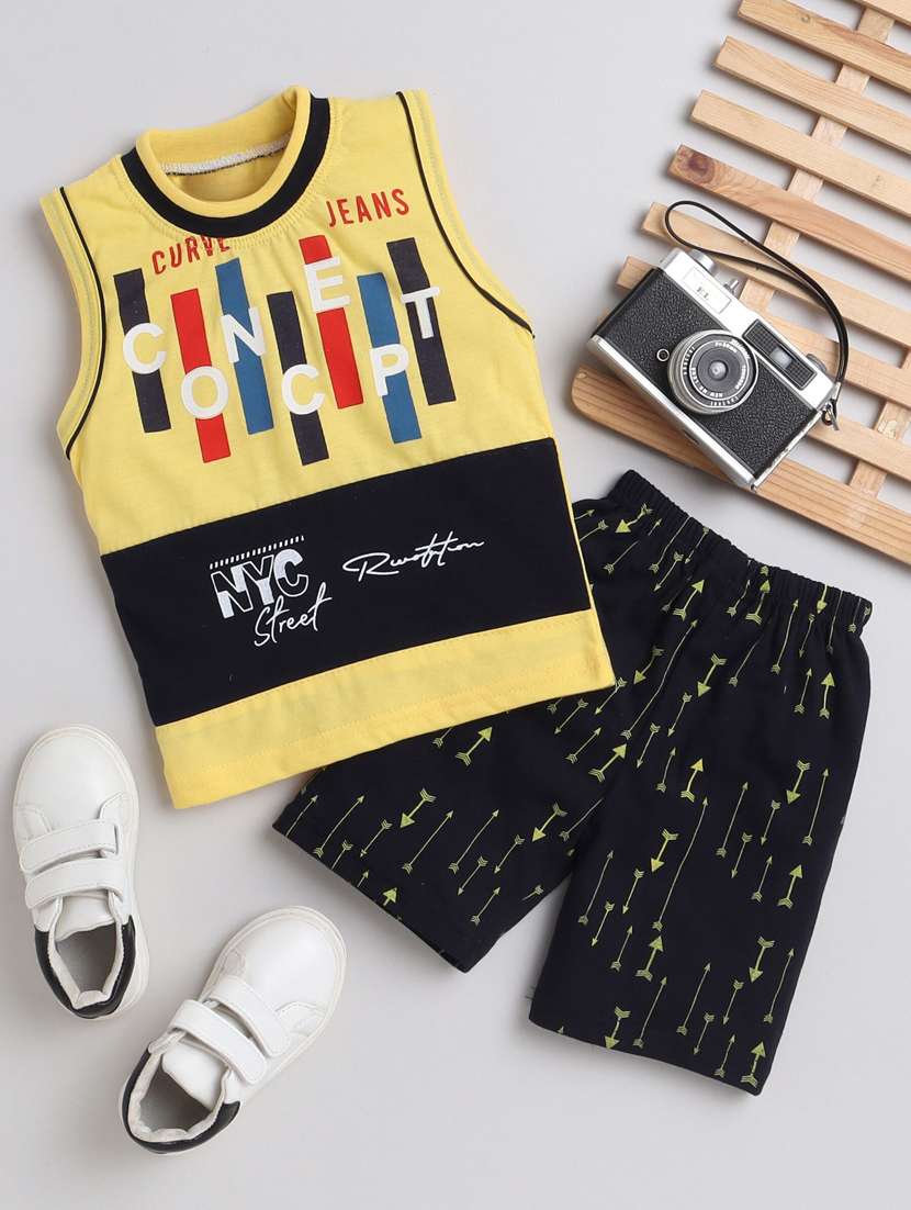boys round neck printed shorts set
