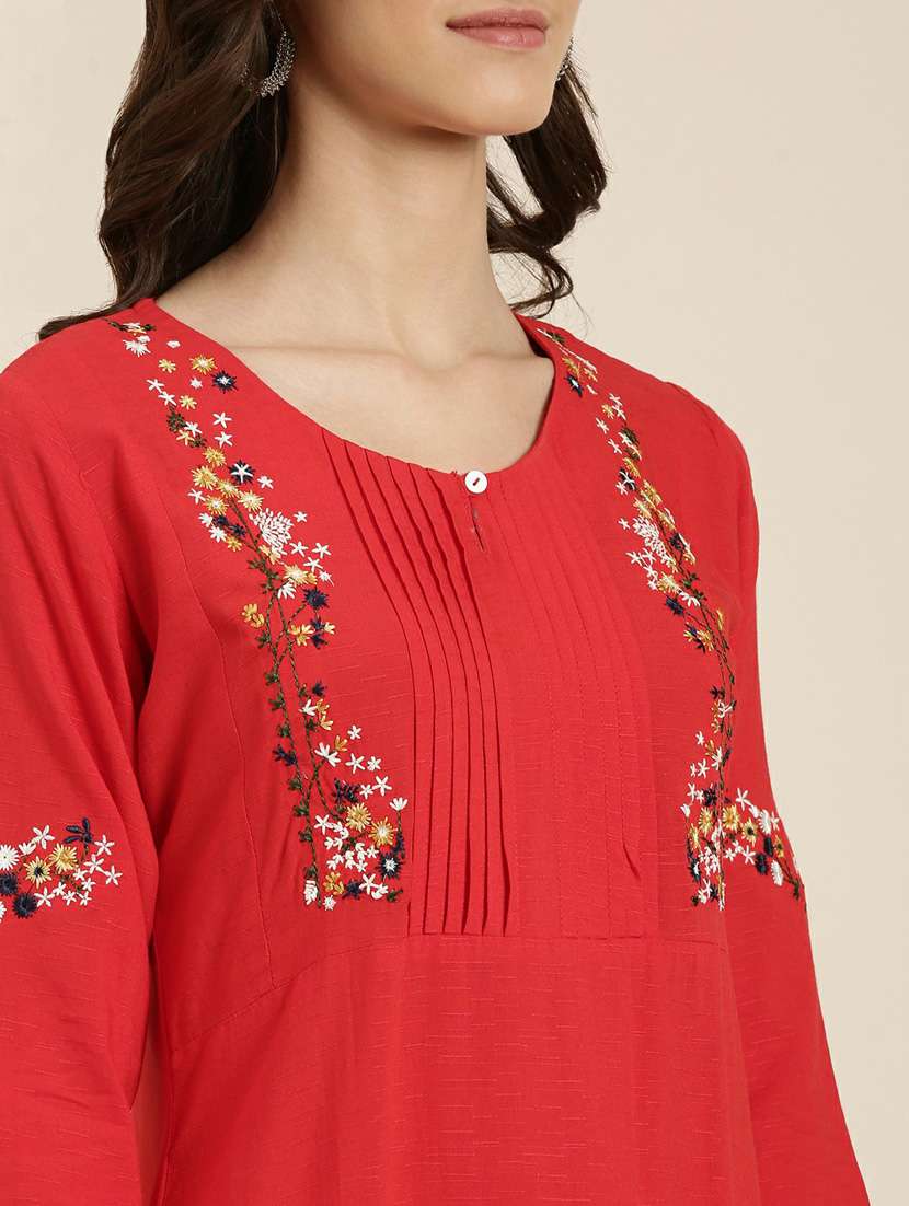 women's red round neck straight kurta - 20252265 -  Standard Image - 5