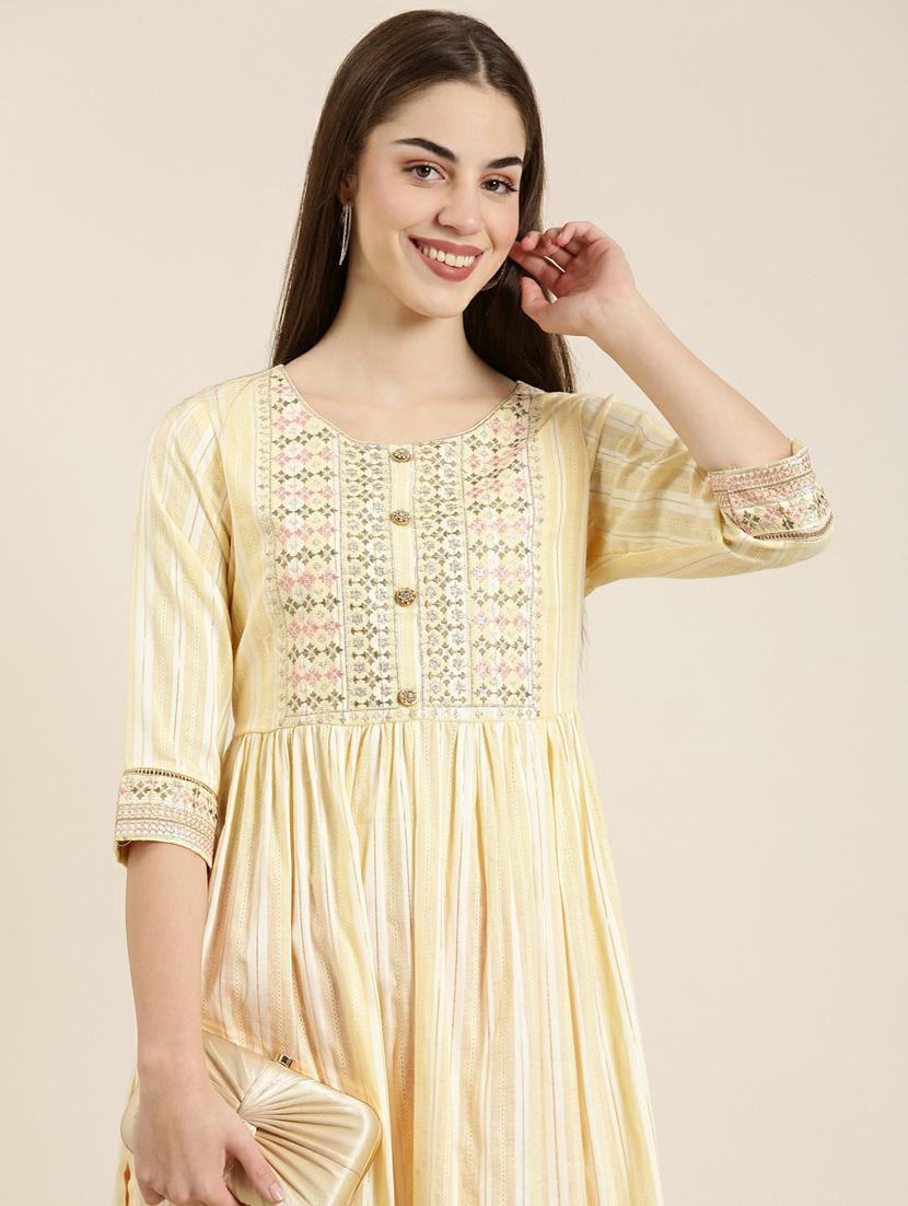 yellow embroidered side slit kurta - 20252519 - Standard Image - 5