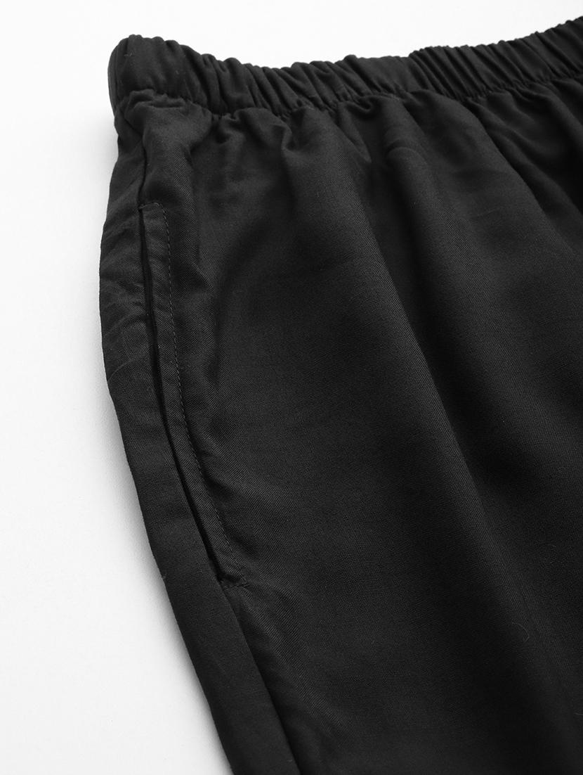 black solid knee length short - 20302780 - Standard Image - 5