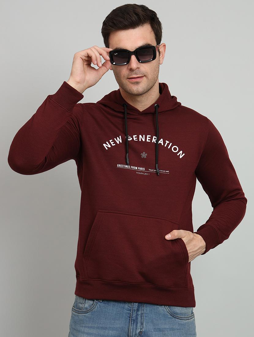 men typographic print maroon fleece hooded chest print sweatshirt