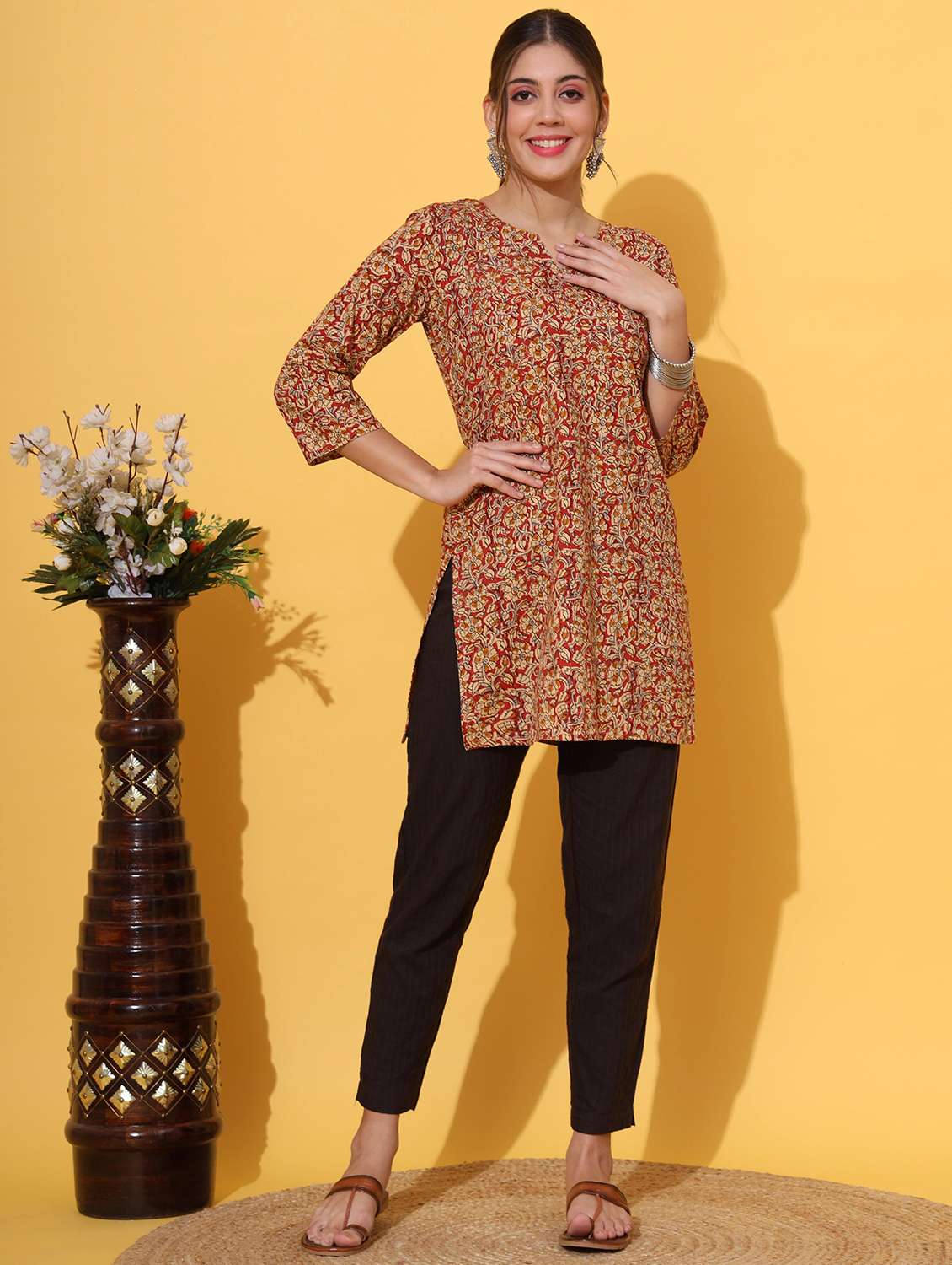 women red notch neck straight kurti - 20407219 -  Standard Image - 3