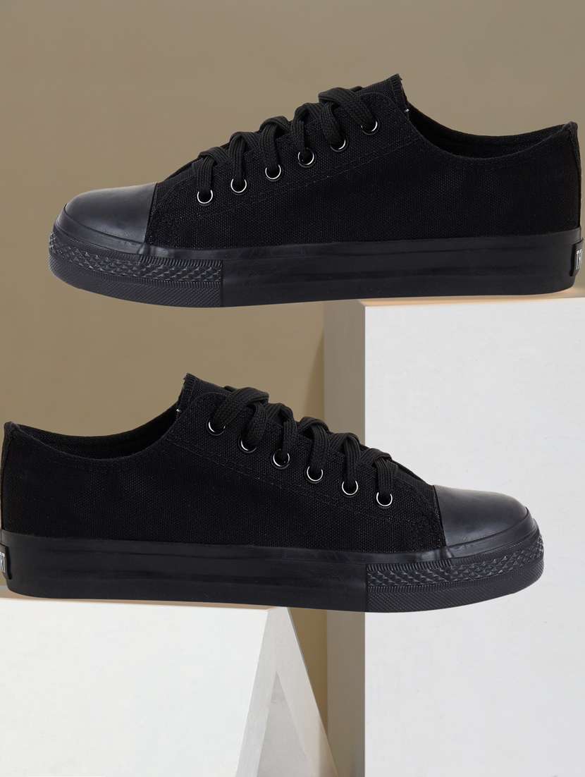 men solid black lace up sneaker