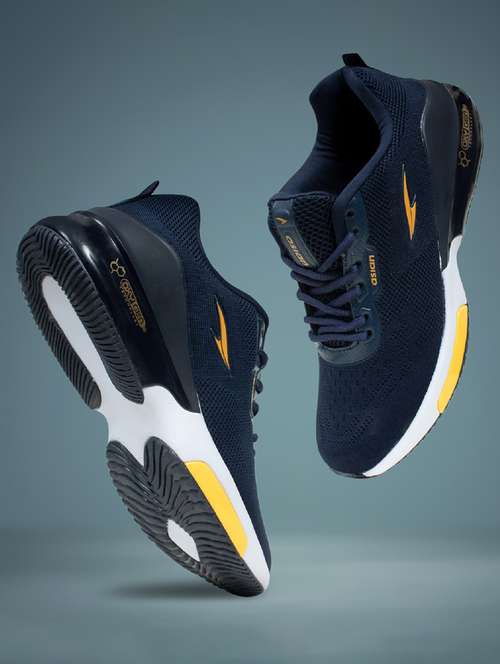 men lace up sport shoes