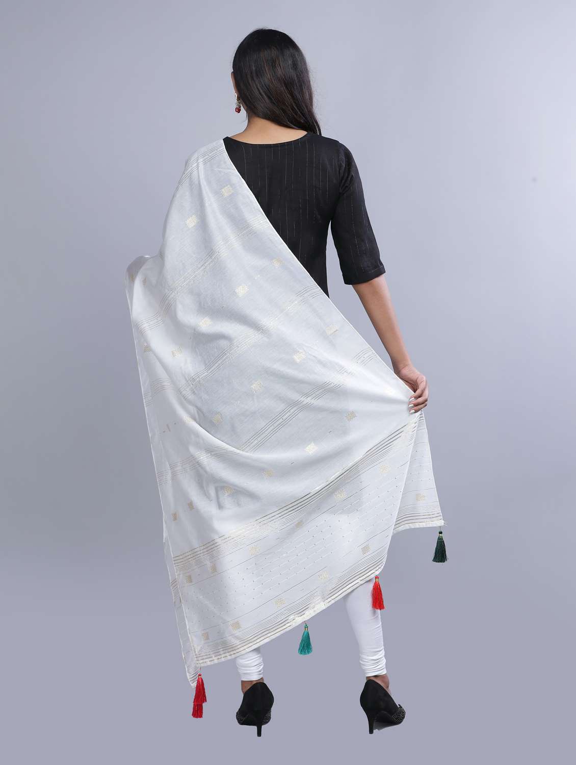 white self design dupatta - 20644719 - Standard Image - 3