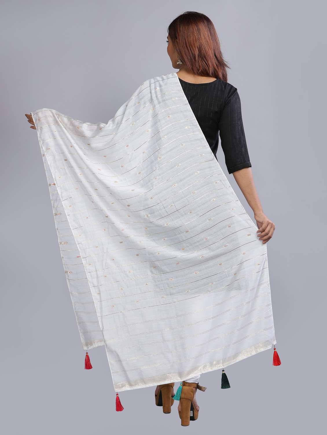 white self design dupatta - 20644730 - Standard Image - 3