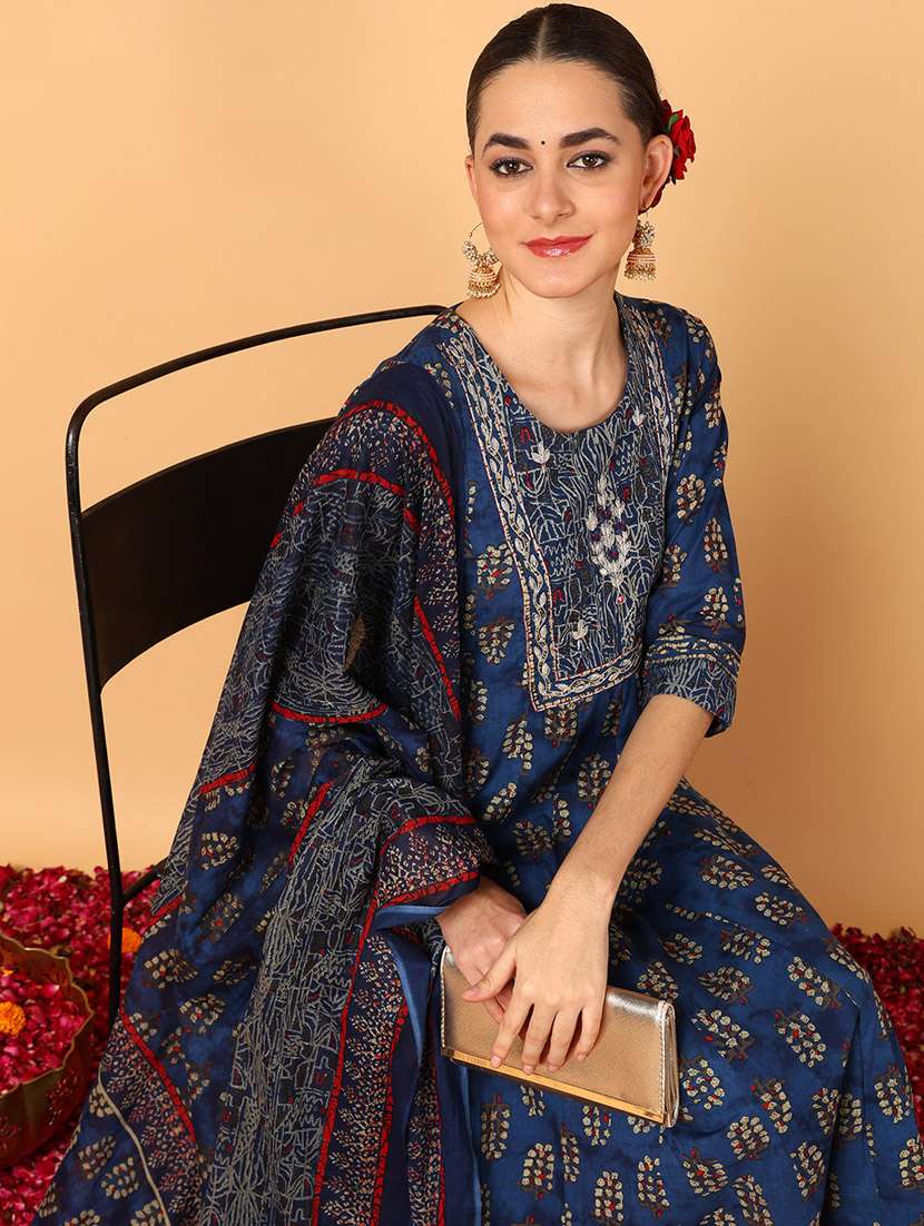women kurta pant set with dupatta - 20729443 - Standard Image - 3