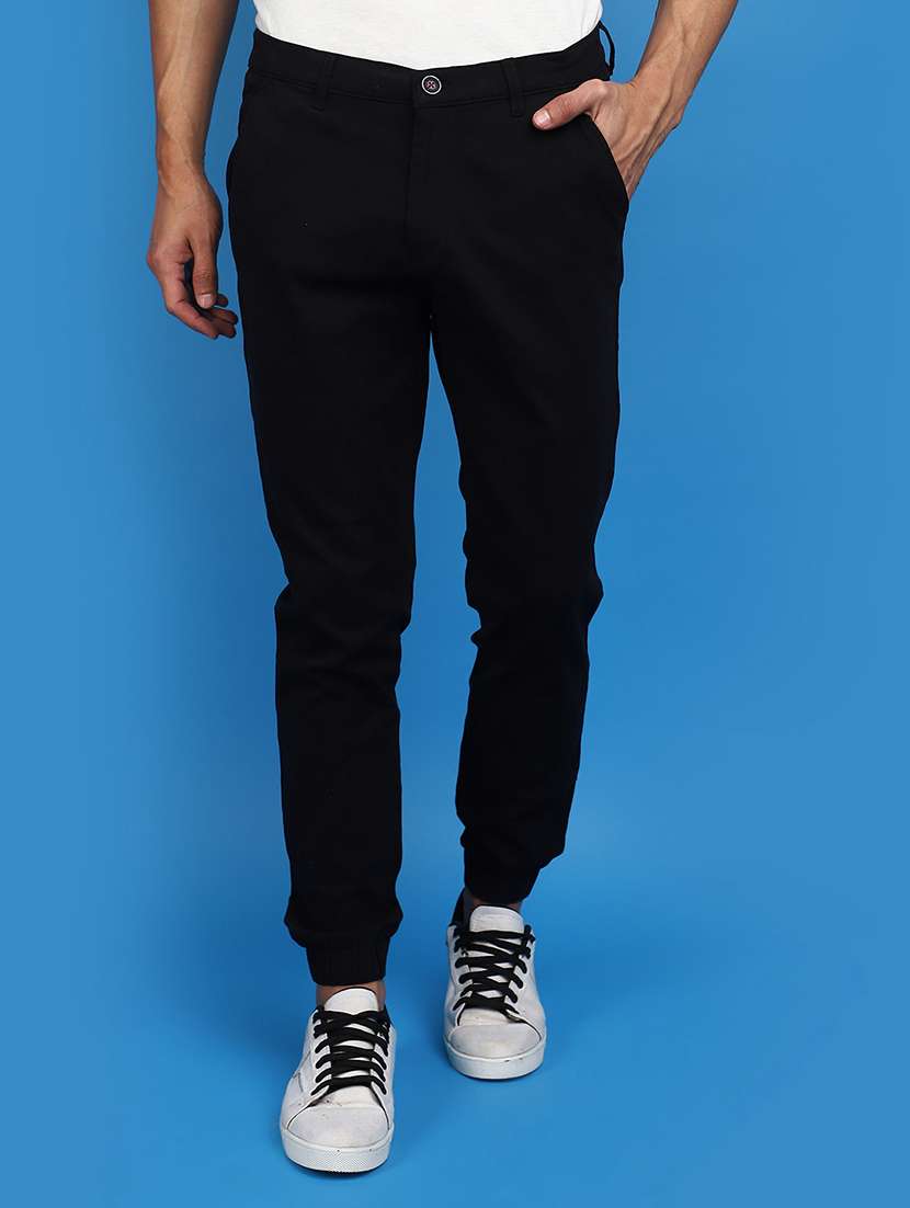 men balck solid mid rise jogger